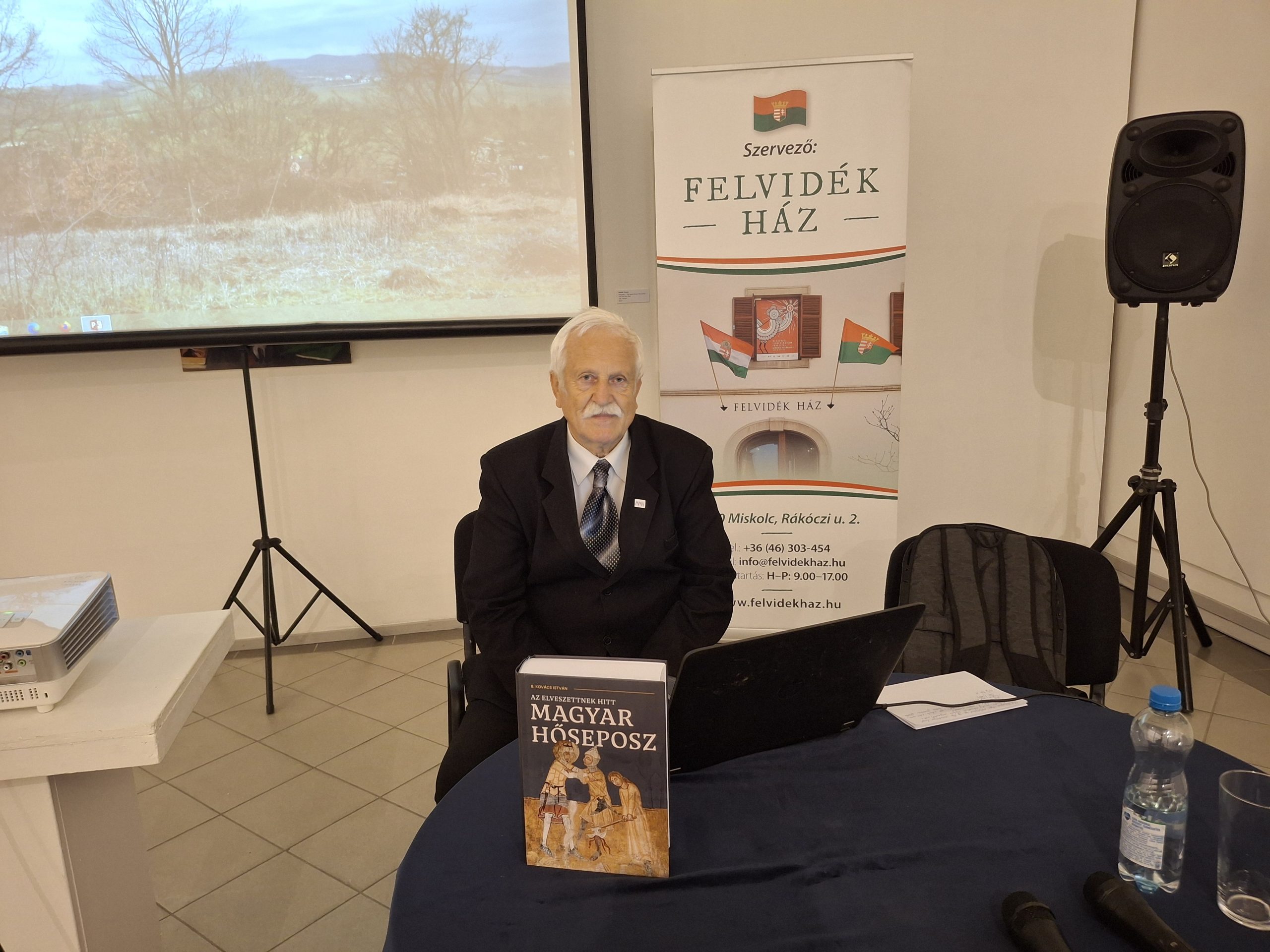 egy előadó egy teremben